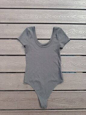 American Eagle Outfitters Ribbed Scoop-Neck Short Sleeve Bodysuit in Gray